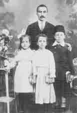 Hüseyn Hilmi Işık, with his father Said Bey and his sisters